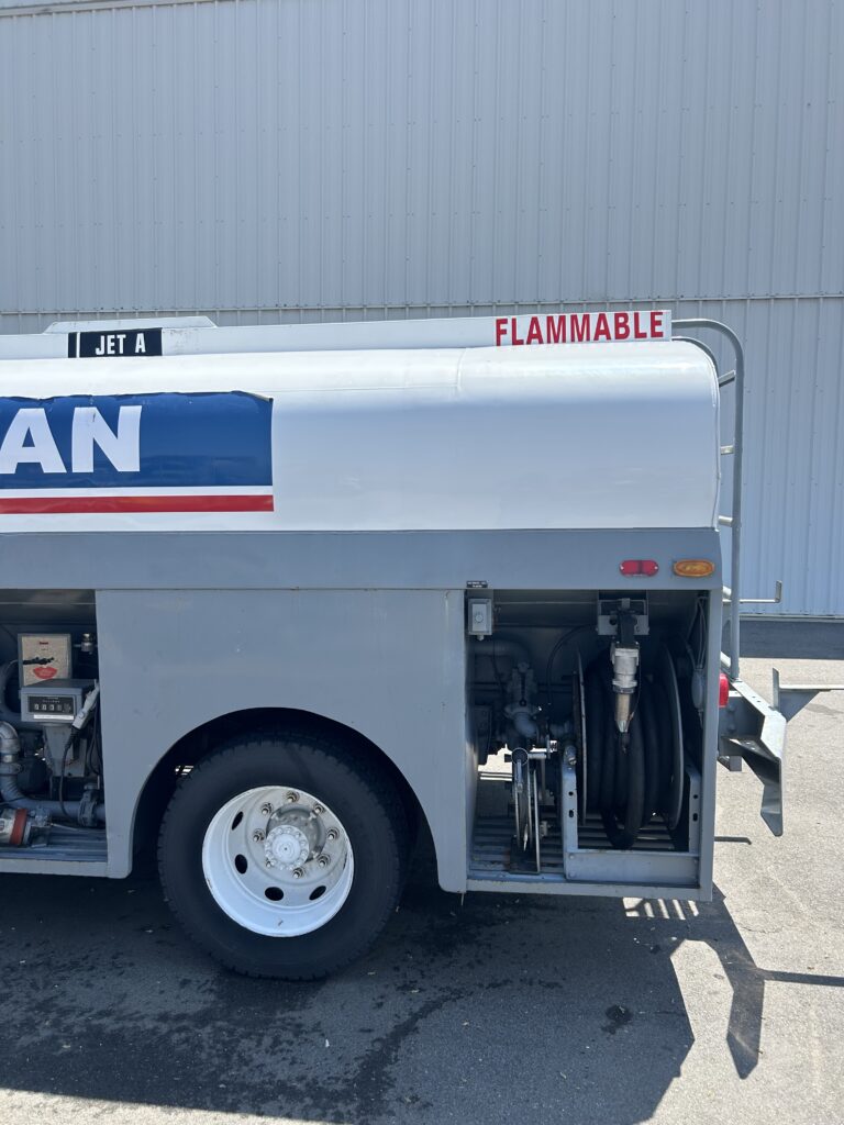 1989 Ford F700 2800 Gallon Jet A Fuel Truck